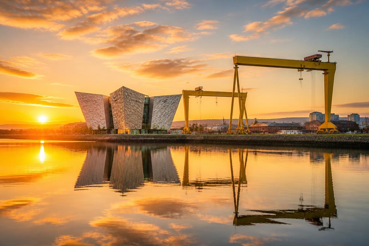 Where can I have lens replacement and laser eye surgery in Belfast?
