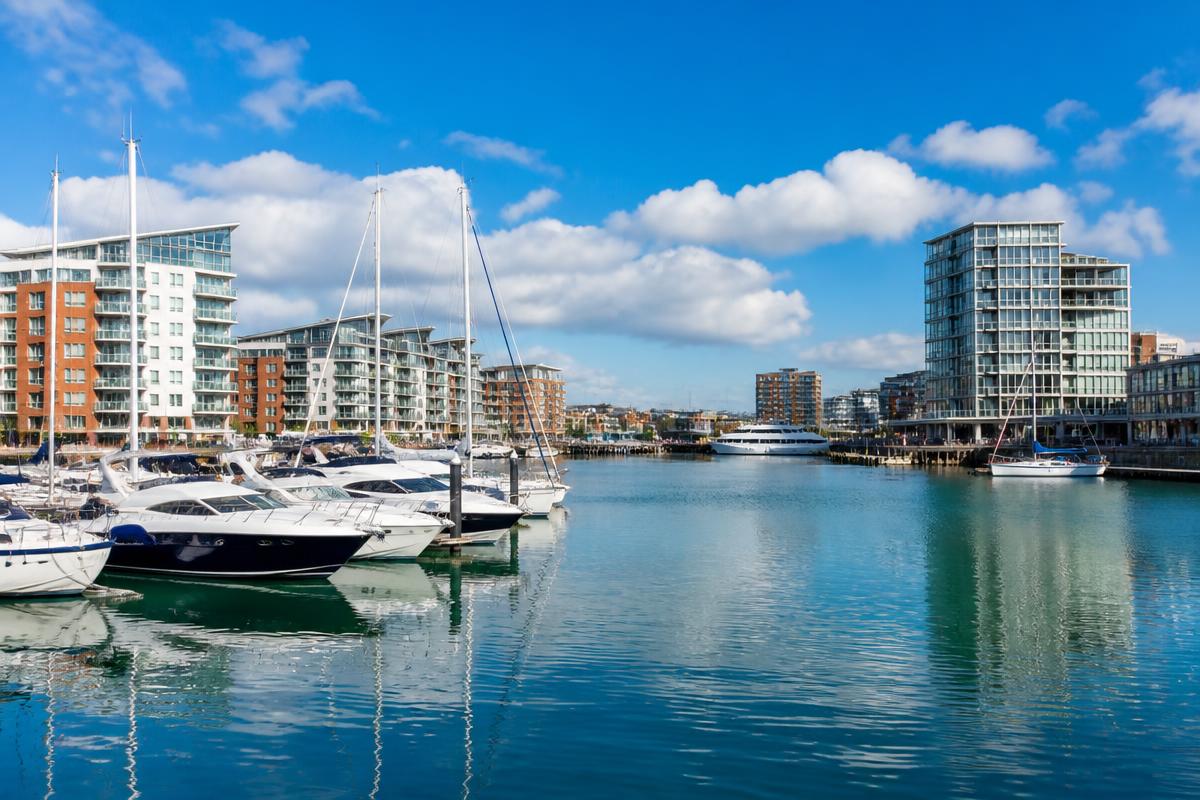 Where can I have lens replacement and laser eye surgery in Southampton?