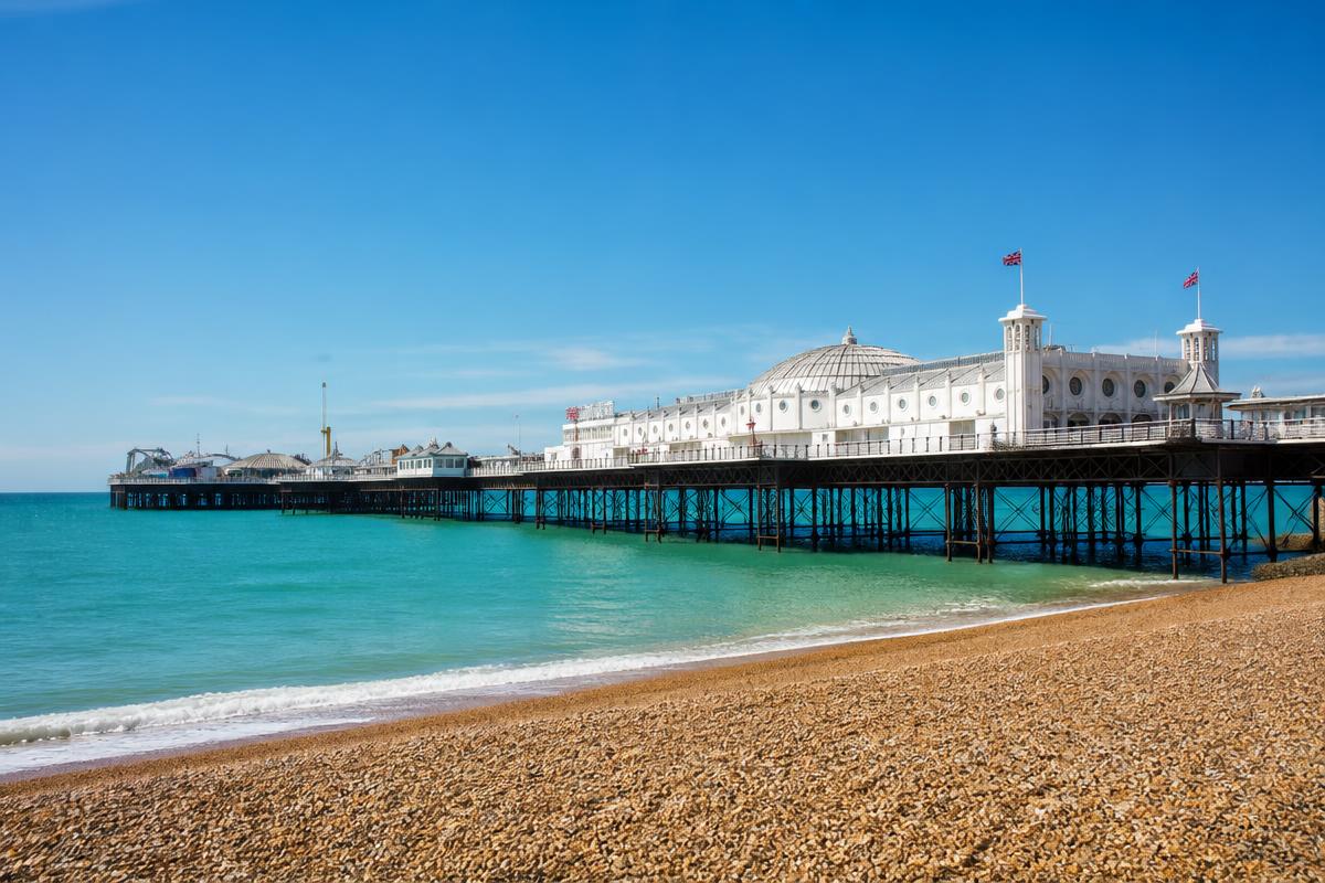 Where can I have lens replacement and laser eye surgery in Brighton?